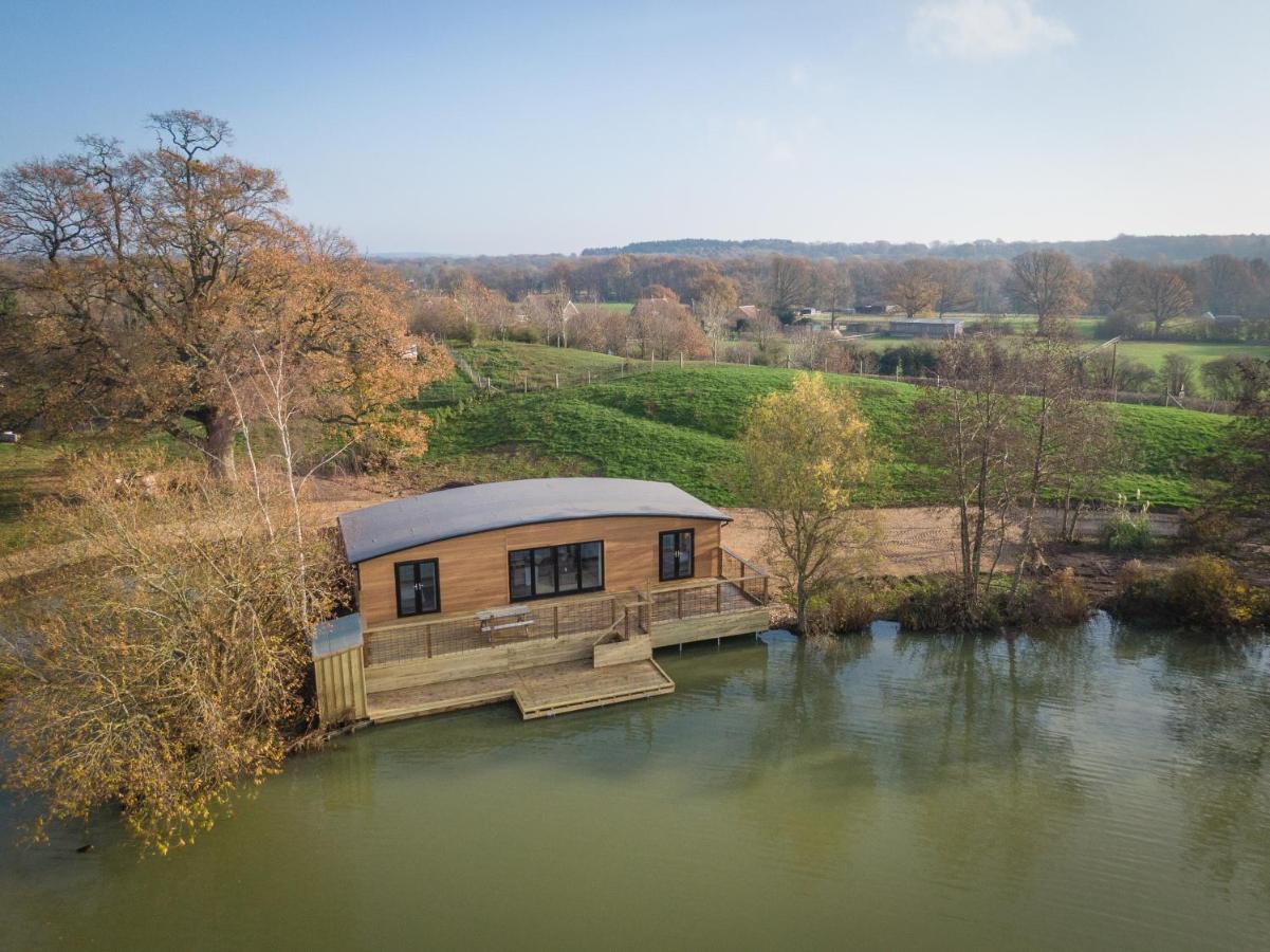 Sumners Ponds Fishery & Campsite Hotel ฮอร์ชัม ภายนอก รูปภาพ