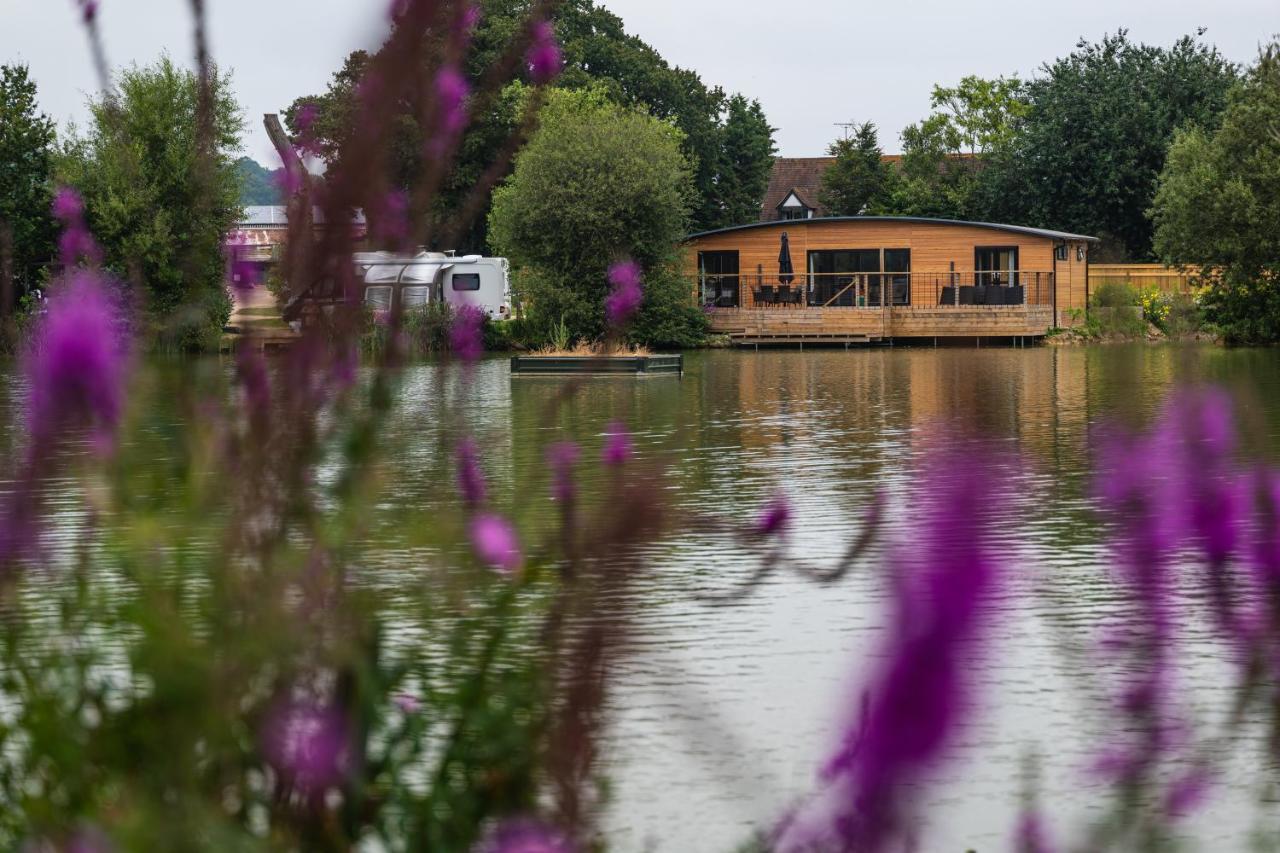 Sumners Ponds Fishery & Campsite Hotel ฮอร์ชัม ภายนอก รูปภาพ