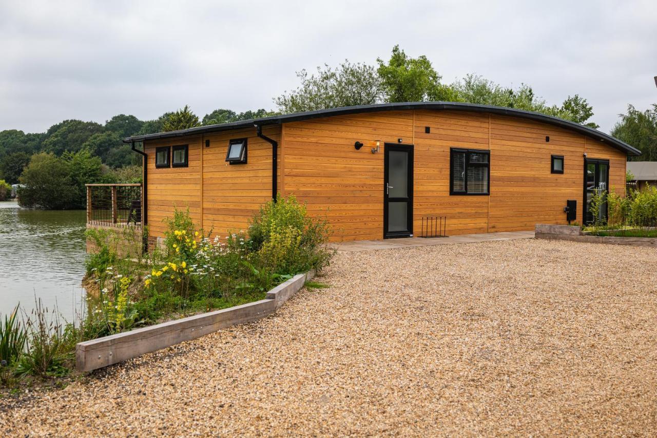 Sumners Ponds Fishery & Campsite Hotel ฮอร์ชัม ภายนอก รูปภาพ