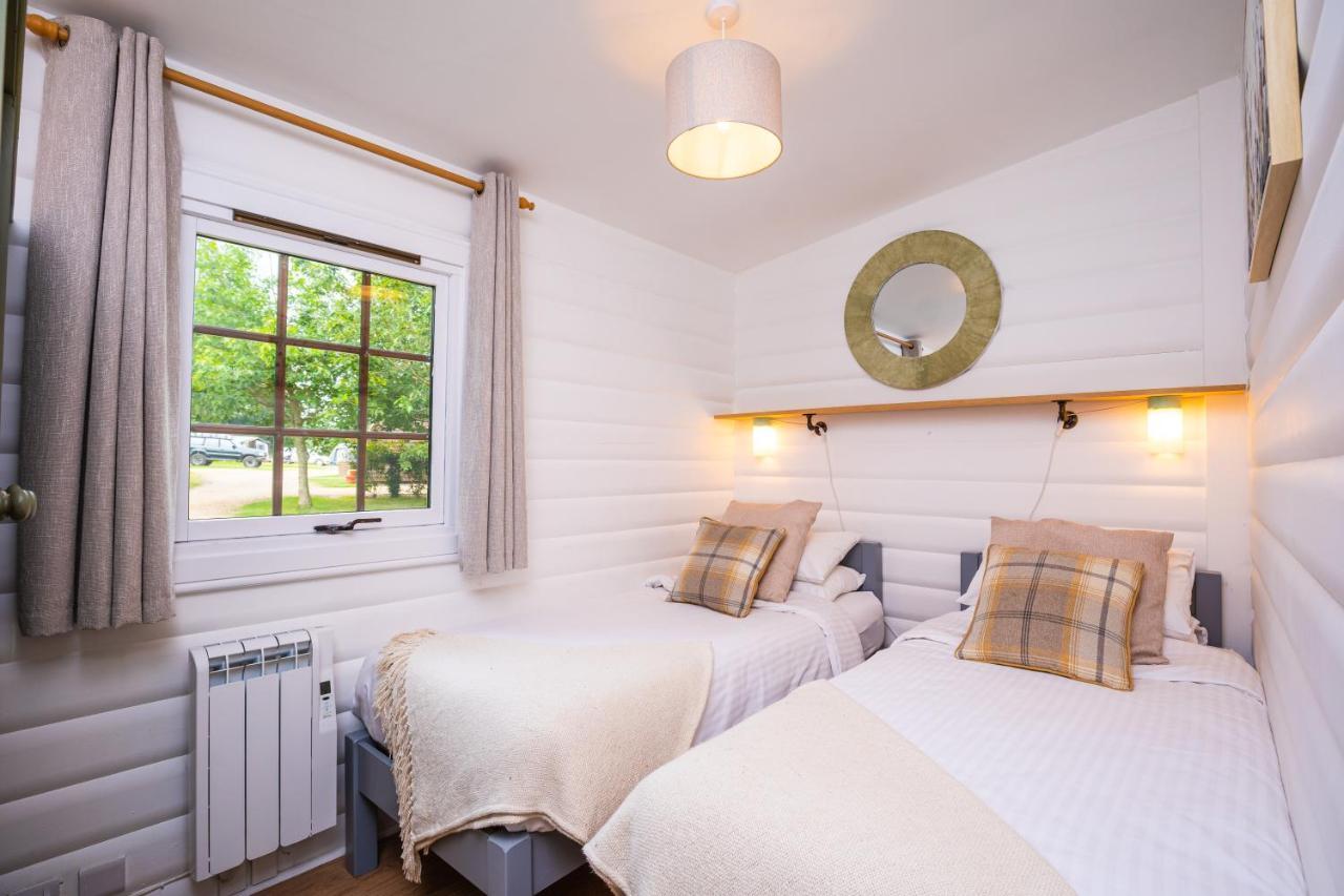 Sumners Ponds Fishery & Campsite Hotel ฮอร์ชัม ภายนอก รูปภาพ