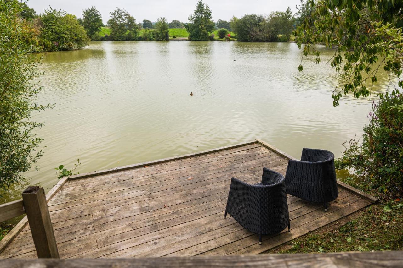 Sumners Ponds Fishery & Campsite Hotel ฮอร์ชัม ภายนอก รูปภาพ