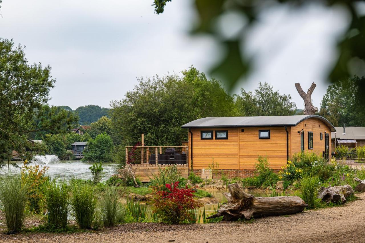 Sumners Ponds Fishery & Campsite Hotel ฮอร์ชัม ภายนอก รูปภาพ