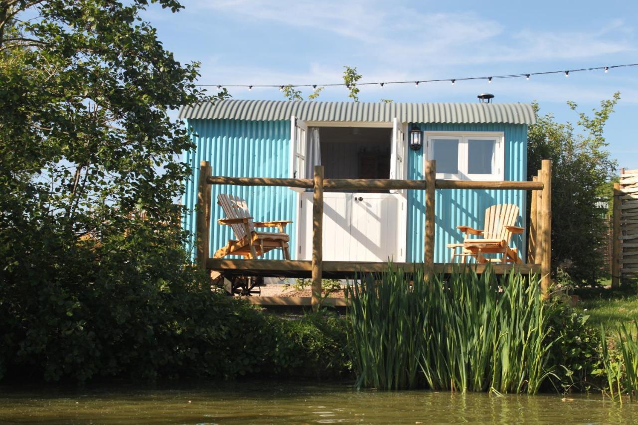 Sumners Ponds Fishery & Campsite Hotel ฮอร์ชัม ภายนอก รูปภาพ