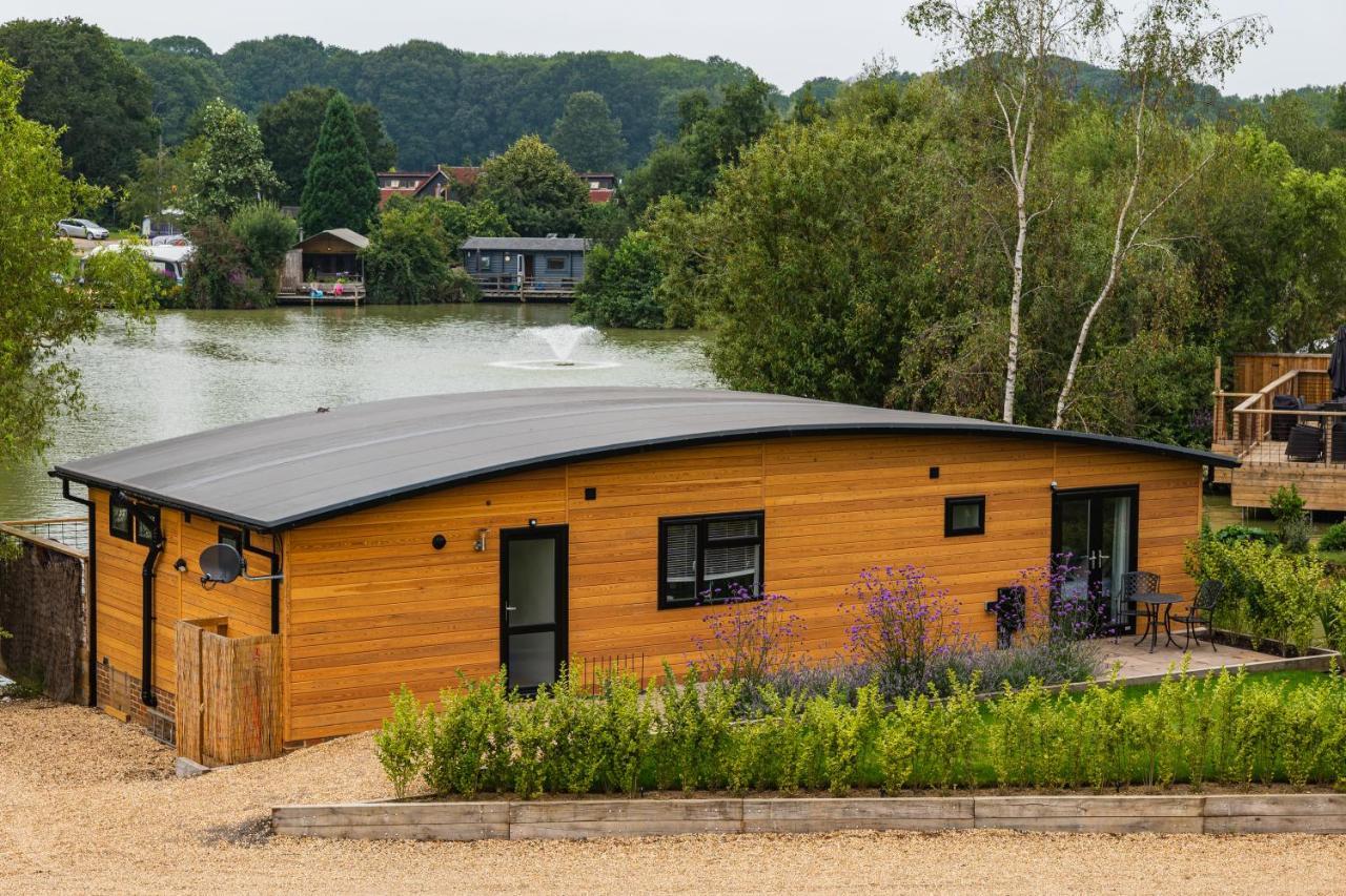 Sumners Ponds Fishery & Campsite Hotel ฮอร์ชัม ภายนอก รูปภาพ