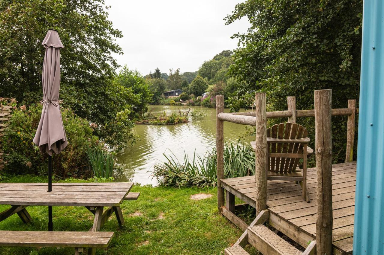 Sumners Ponds Fishery & Campsite Hotel ฮอร์ชัม ภายนอก รูปภาพ