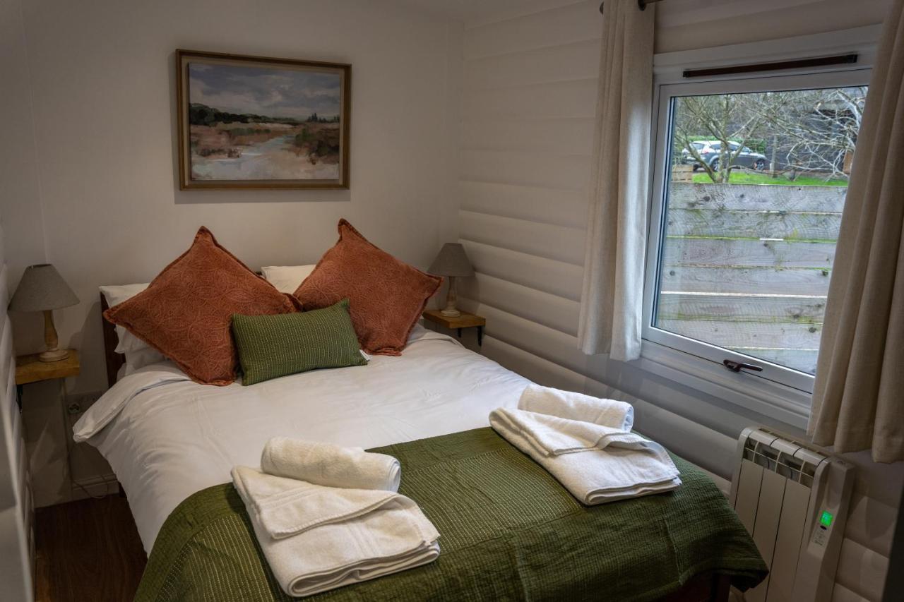 Sumners Ponds Fishery & Campsite Hotel ฮอร์ชัม ภายนอก รูปภาพ