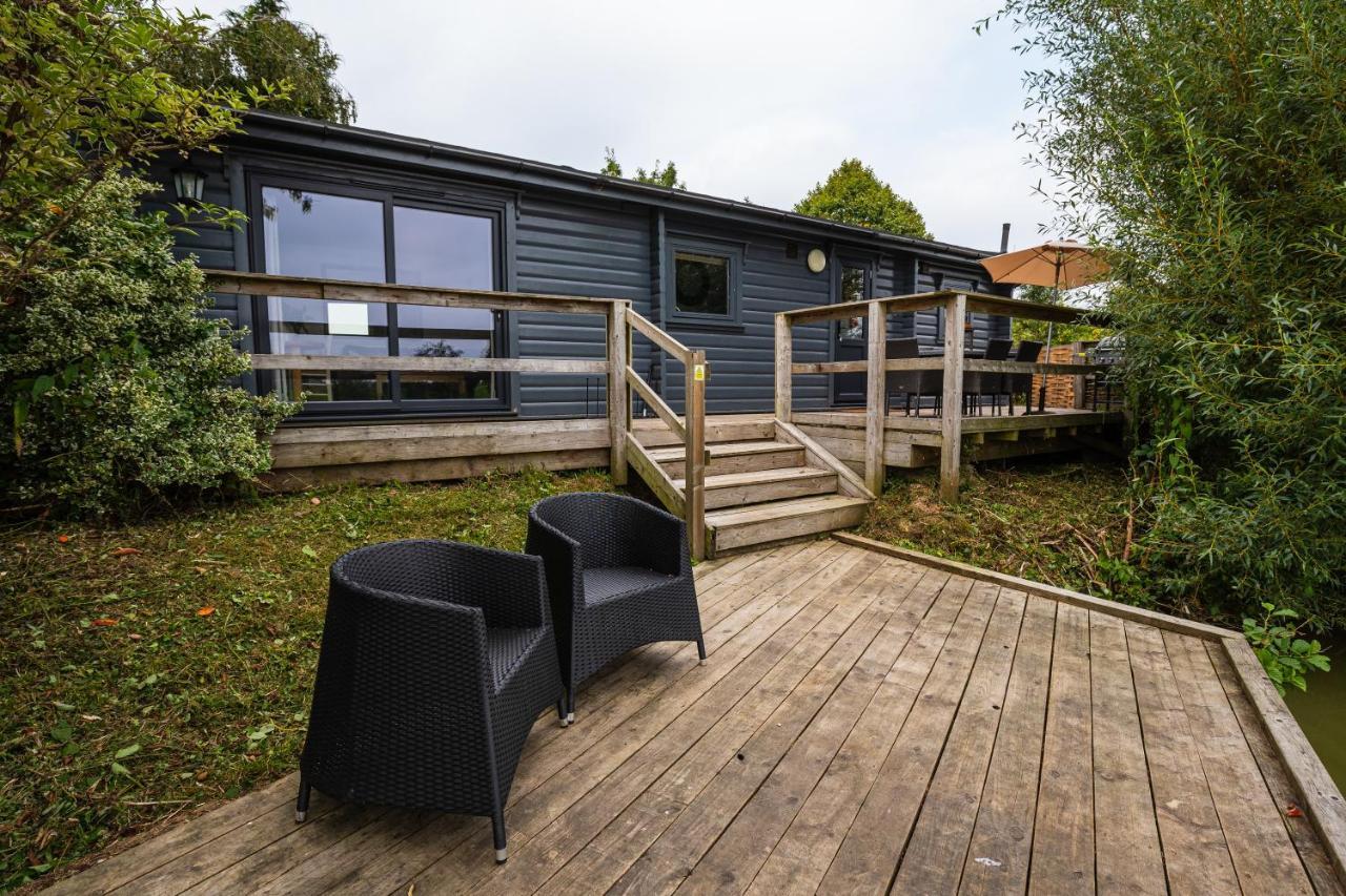 Sumners Ponds Fishery & Campsite Hotel ฮอร์ชัม ภายนอก รูปภาพ