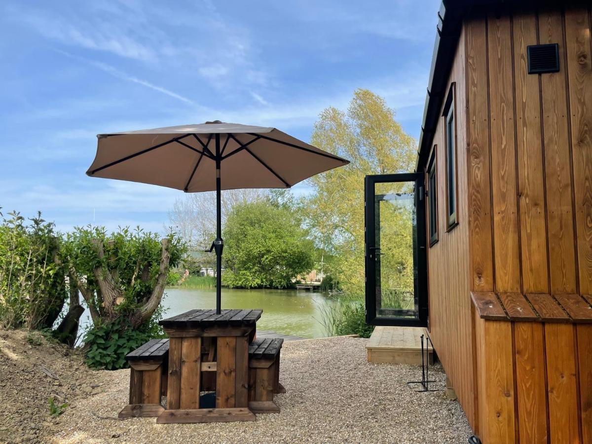 Sumners Ponds Fishery & Campsite Hotel ฮอร์ชัม ภายนอก รูปภาพ