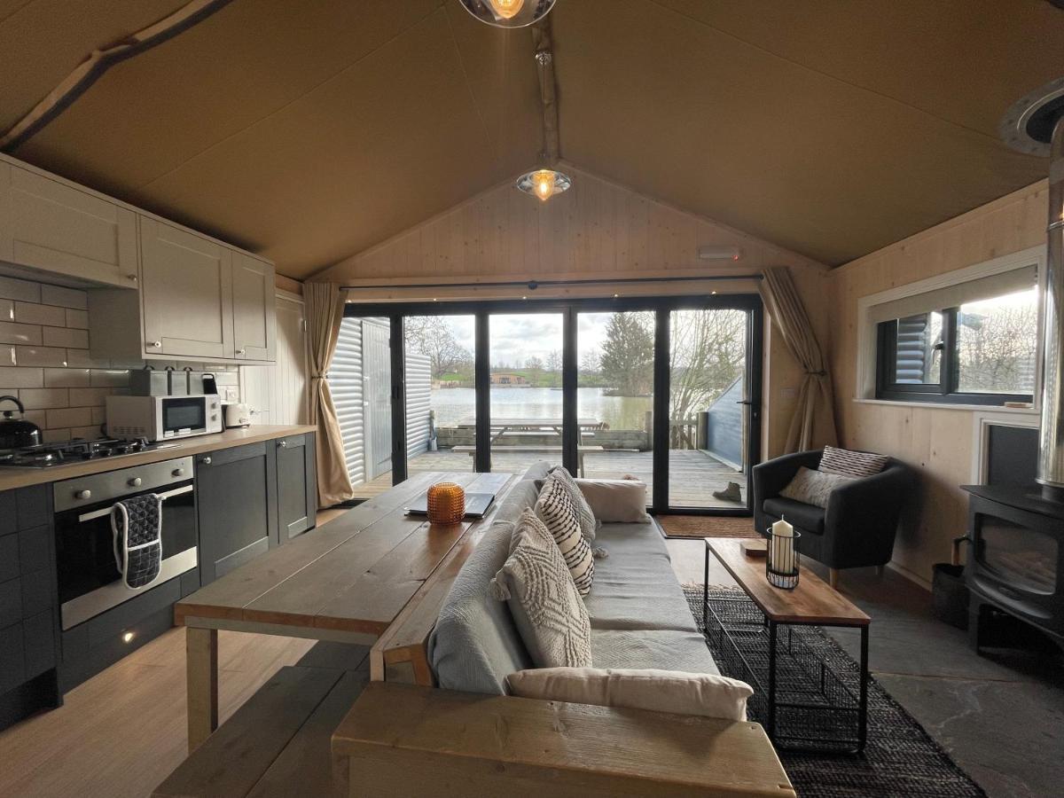 Sumners Ponds Fishery & Campsite Hotel ฮอร์ชัม ภายนอก รูปภาพ