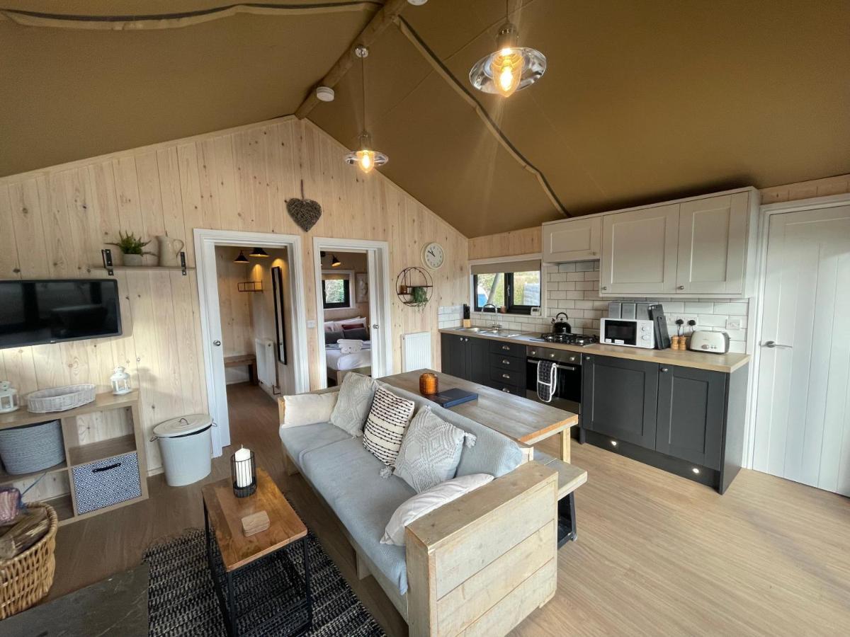 Sumners Ponds Fishery & Campsite Hotel ฮอร์ชัม ภายนอก รูปภาพ