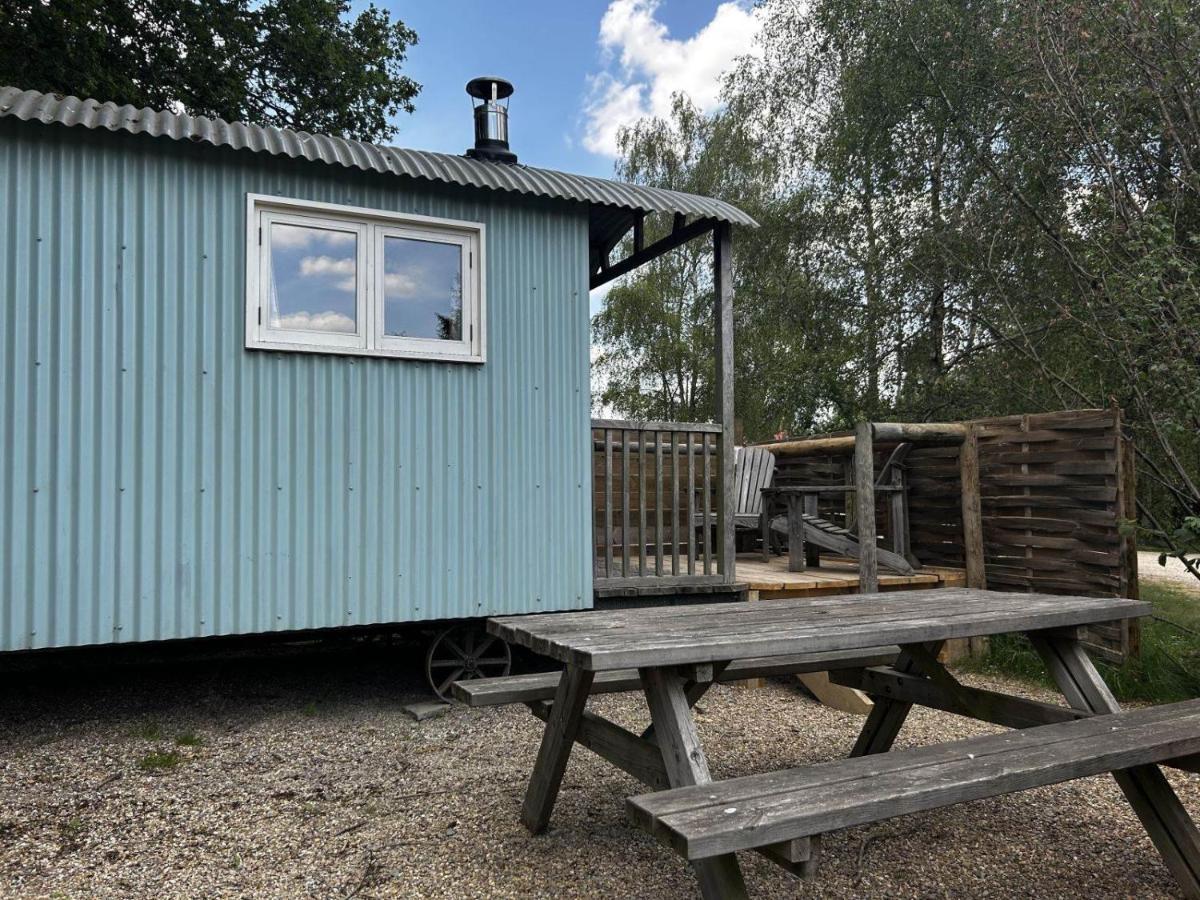 Sumners Ponds Fishery & Campsite Hotel ฮอร์ชัม ภายนอก รูปภาพ