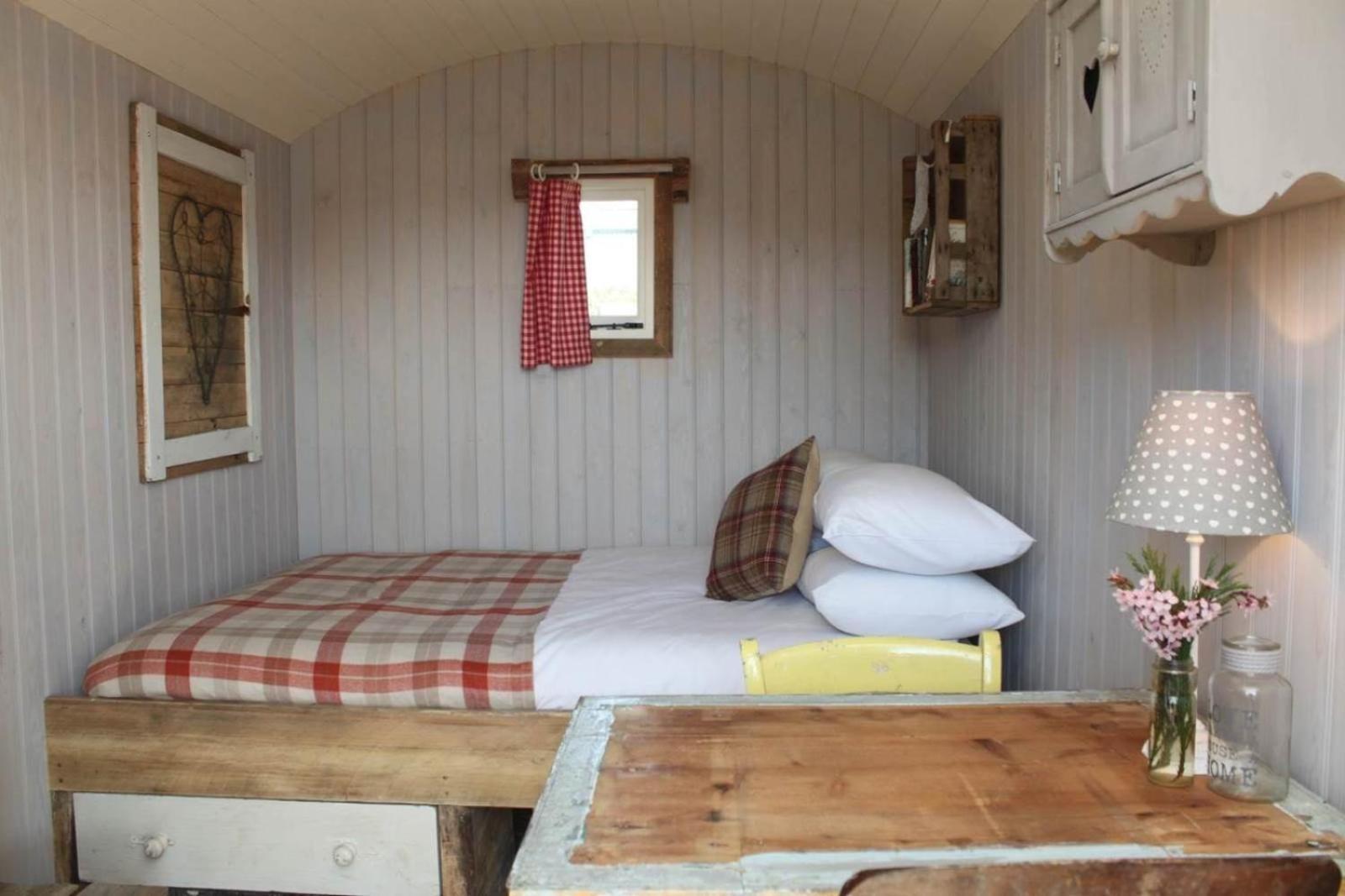 Sumners Ponds Fishery & Campsite Hotel ฮอร์ชัม ภายนอก รูปภาพ